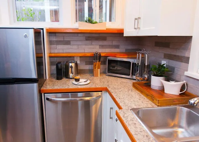 Mid-Island Getaway - Sunken Hot Tub & Deck - Close To Beach - Modern