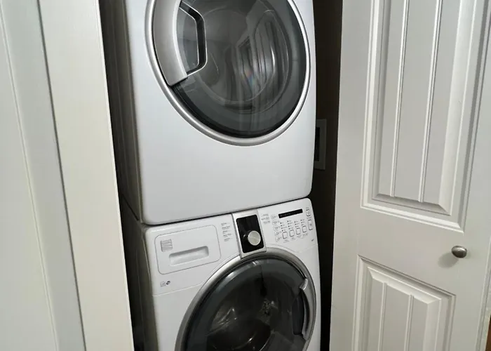 Beautiful Entire 2 Bedroom Suite
