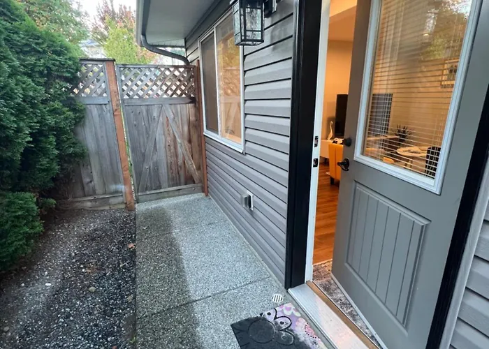 Beautiful Entire 2 Bedroom Suite